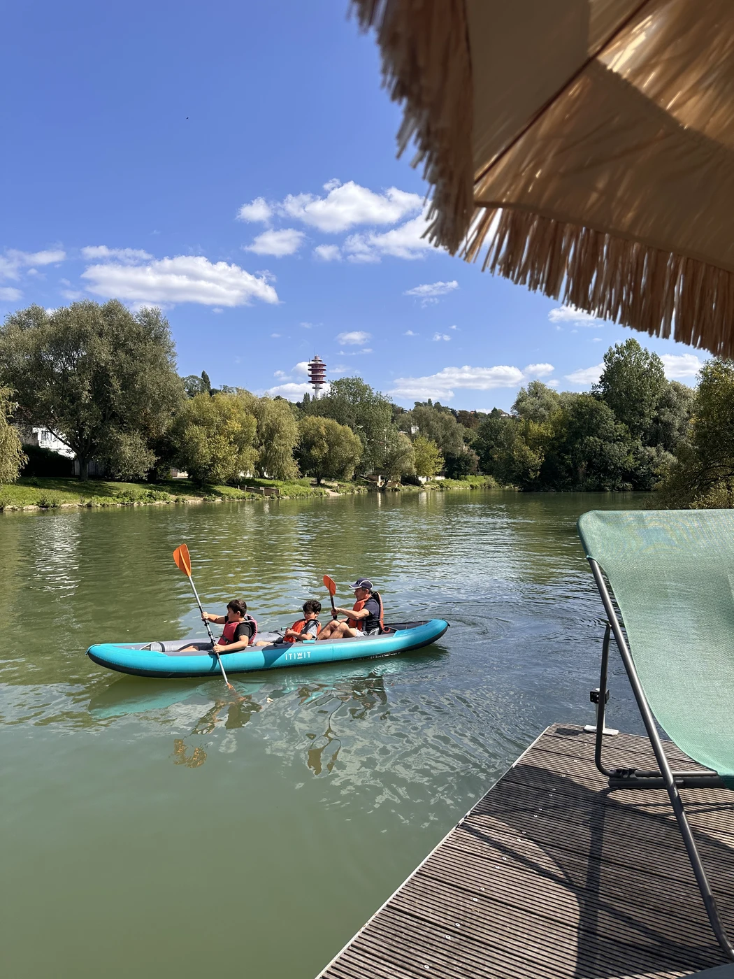 Ambiance estivale à la base Beach Paddle